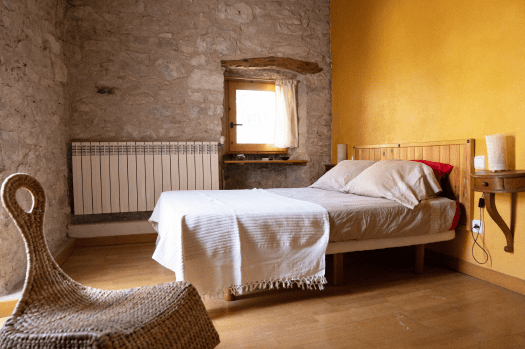 Suite doble con baño propio de Cal Massot alojamiento para retiros de yoga en Lleida