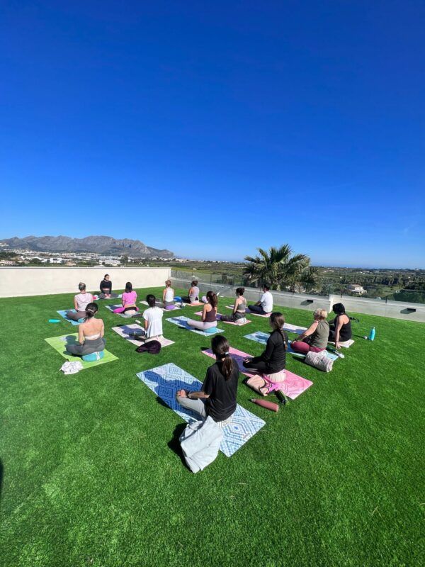sesion yoga hotel syncrosfera denia